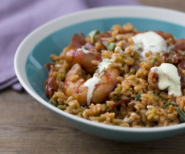 Granos de harina de legumbres con gambas y speck