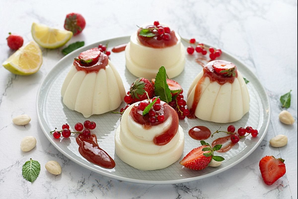 Budines de almendra con mermelada de fresas