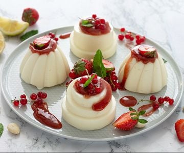 Budines de almendra con mermelada de fresas