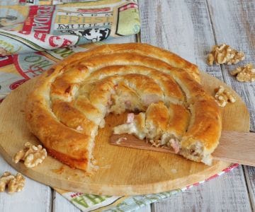 Caracol de hojaldre con gorgonzola y mortadela