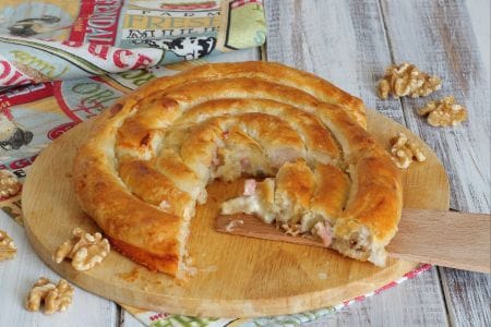 Caracol de hojaldre con gorgonzola y mortadela