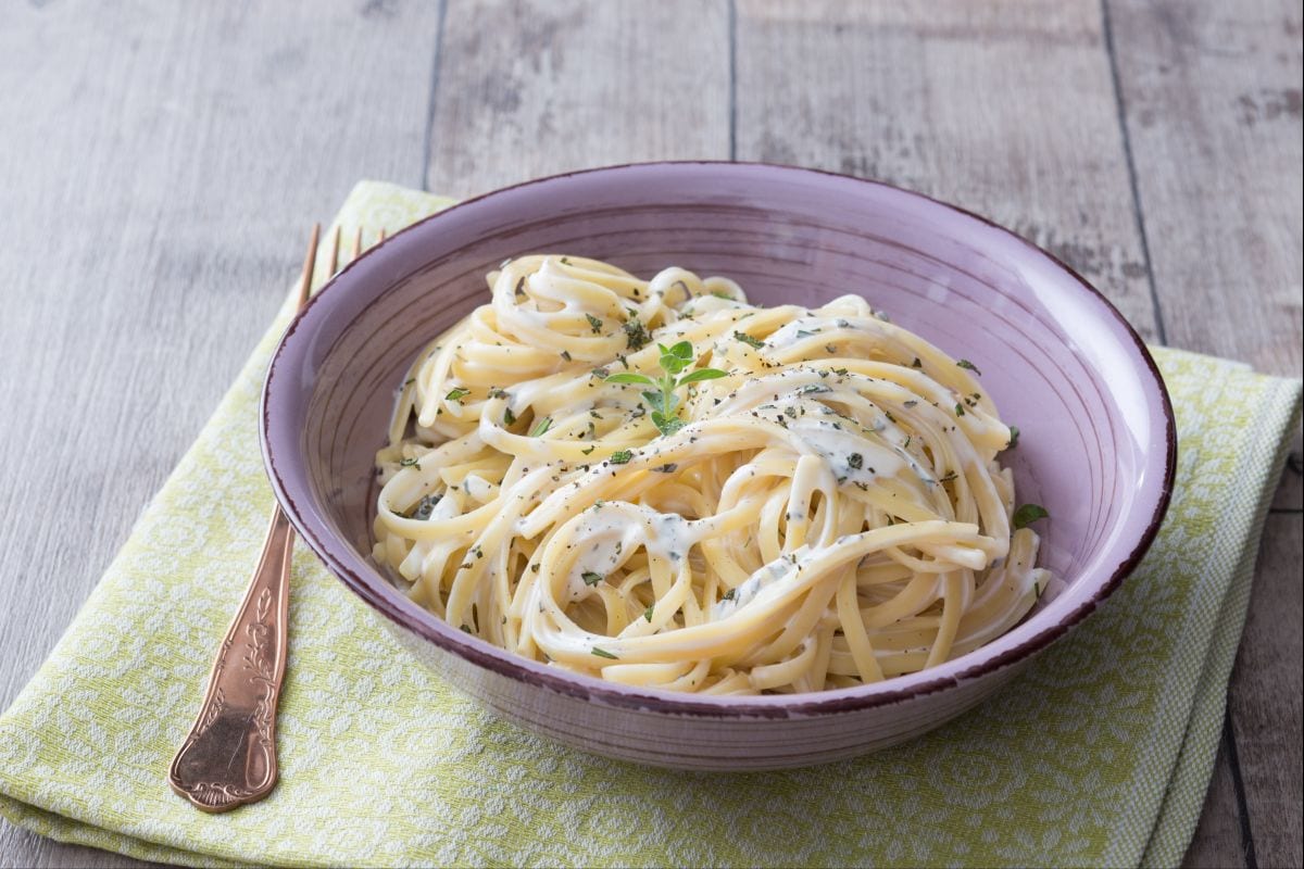 Pasta cremosa con hierbas