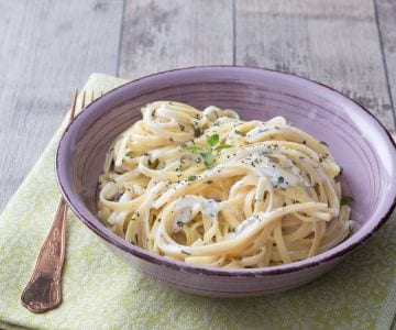Pasta cremosa con hierbas