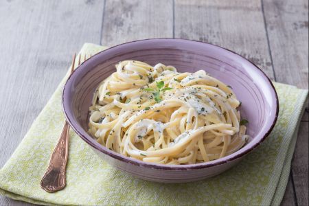 Pasta cremosa con hierbas