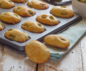 Madeleine saladas con aceitunas