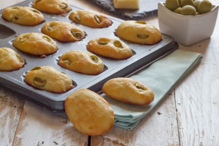 Madeleine saladas con aceitunas