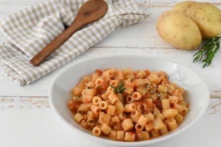 Pasta con cebolla y patatas