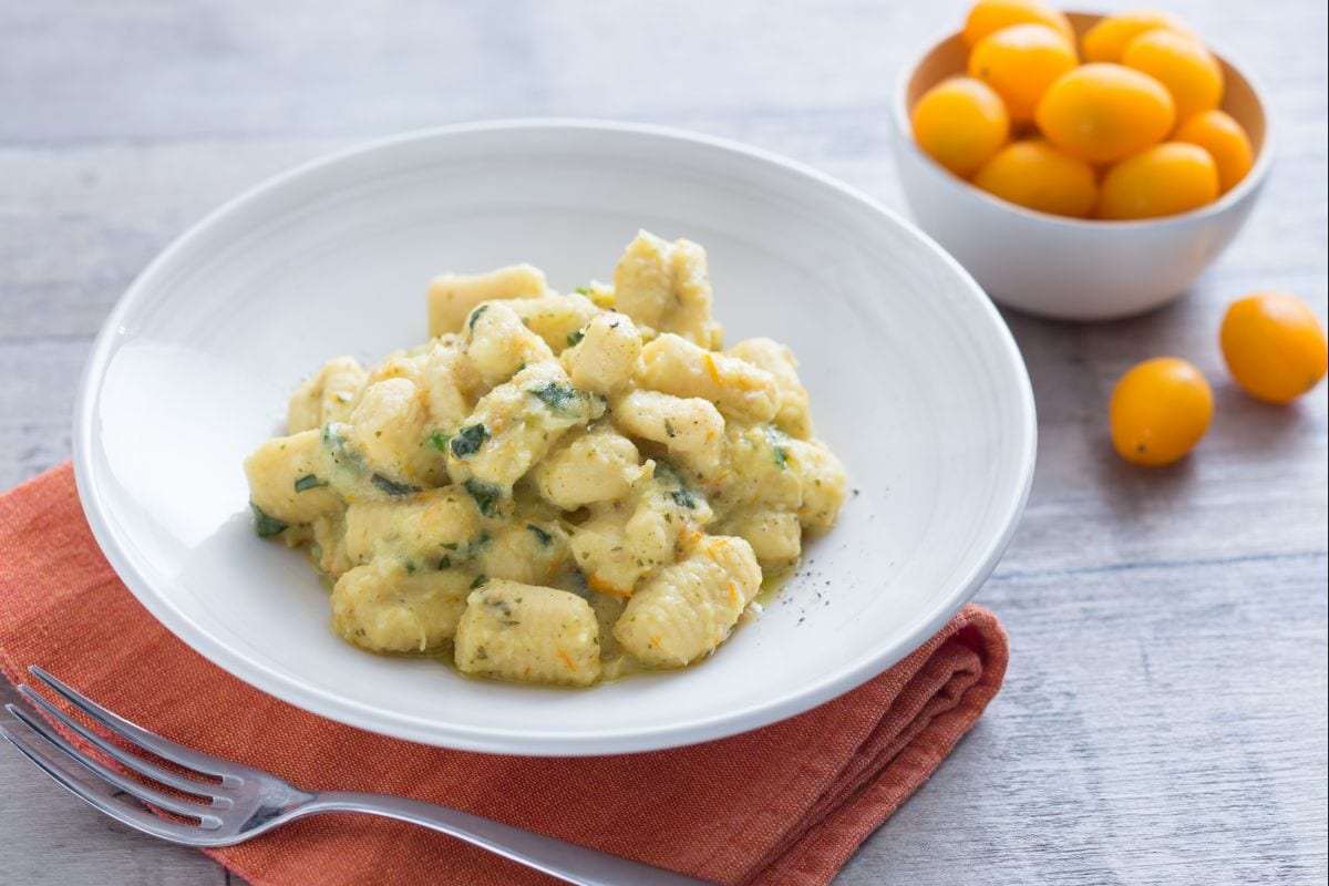 Ñoquis de harina de garbanzo con judías verdes y tomates cherry amarillos
