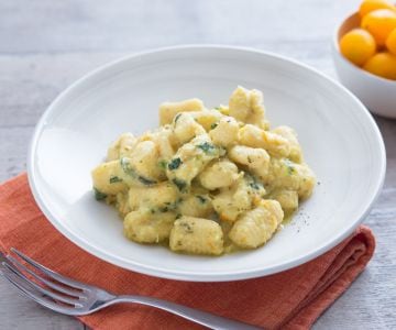 Ñoquis de harina de garbanzo con judías verdes y tomates cherry amarillos