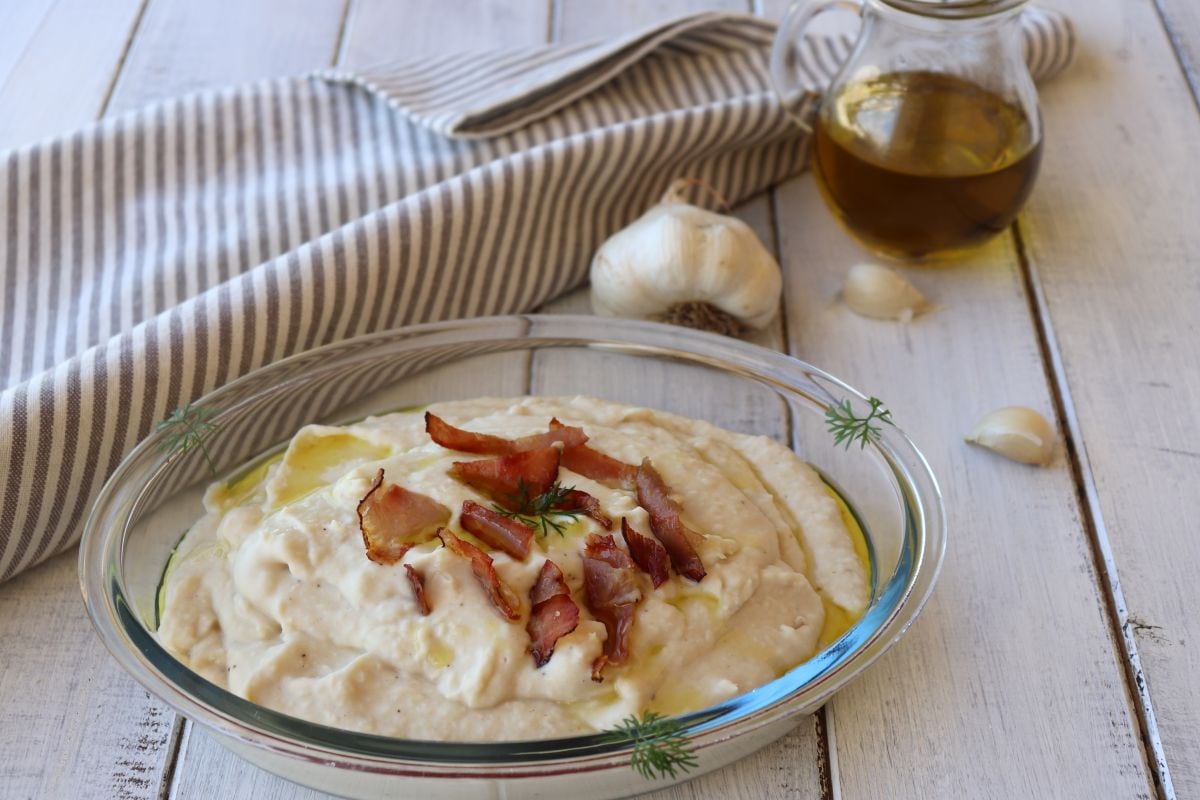 Puré de alubias con speck crujiente