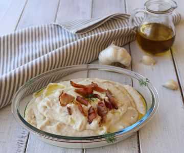 Puré de alubias con speck crujiente