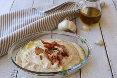 Puré de alubias con speck crujiente