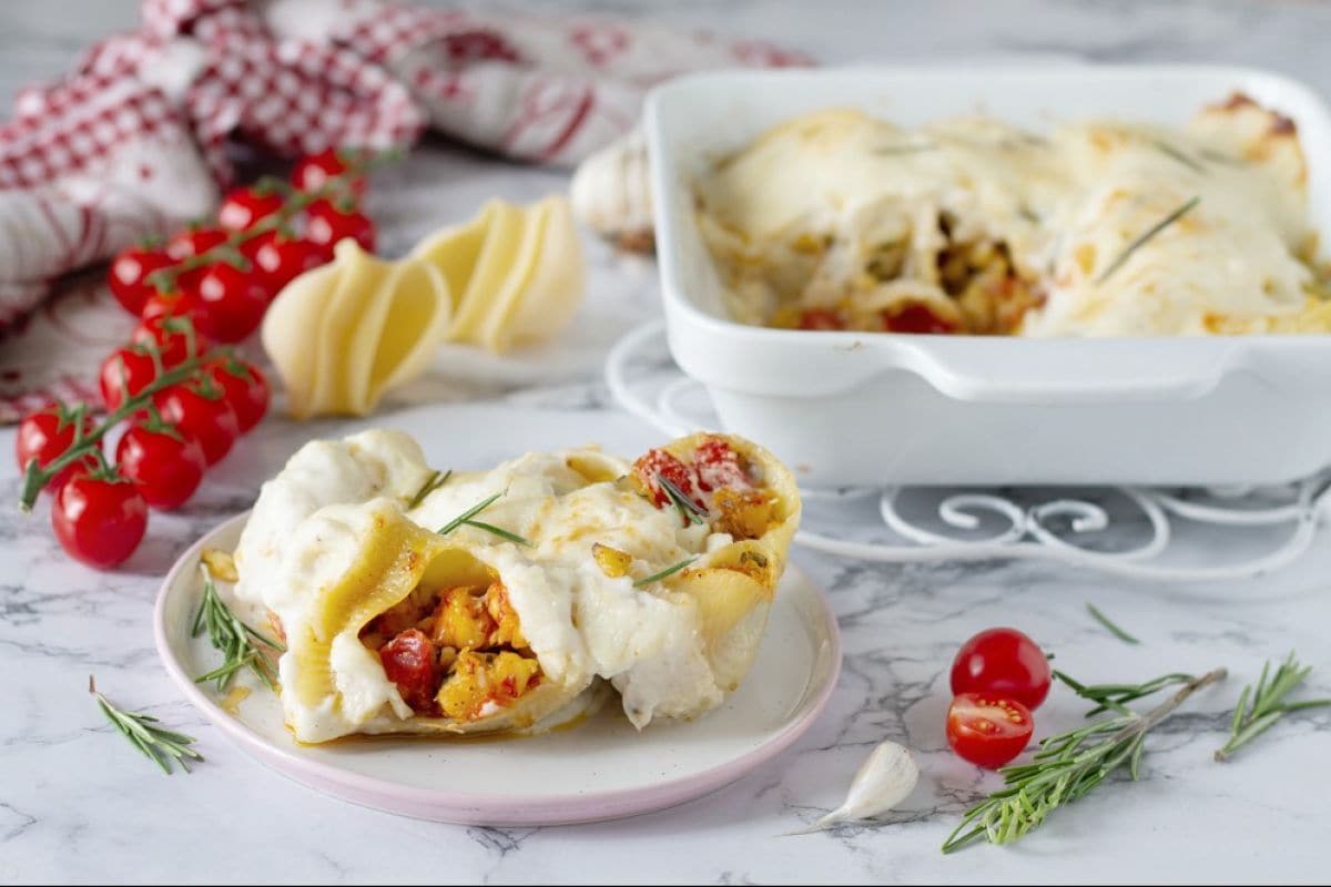 Conchiglioni al horno con ragú de gambas y merluza al azafrán