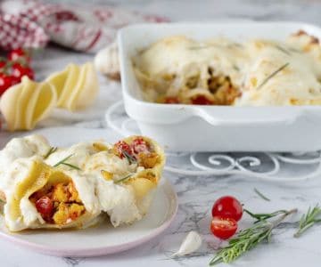 Conchiglioni al horno con ragú de gambas y merluza al azafrán