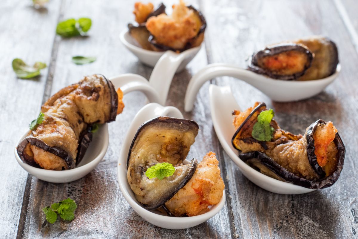 Rollitos fritos de berenjenas y langostinos
