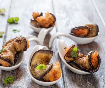 Rollitos fritos de berenjenas y langostinos