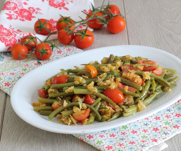 Judías verdes rebozadas con tomates cherry