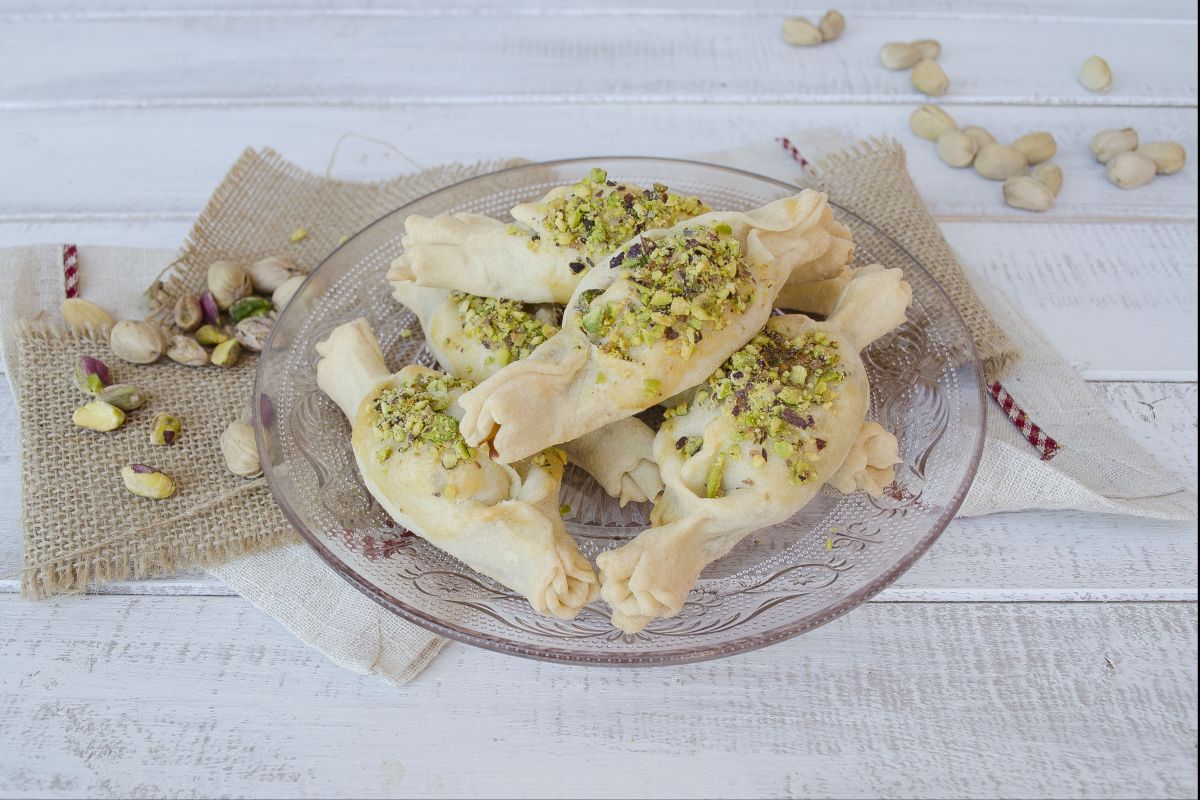 Caramelos de hojaldre con bresaola, queso robiola y pistachos