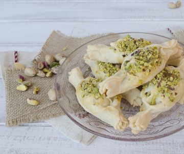 Caramelos de hojaldre con bresaola, queso robiola y pistachos