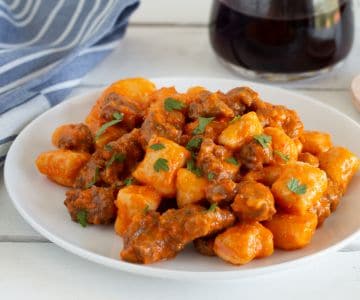 Ñoquis de ricotta con crema de pimientos y salchicha