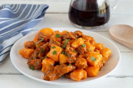 Ñoquis de ricotta con crema de pimientos y salchicha