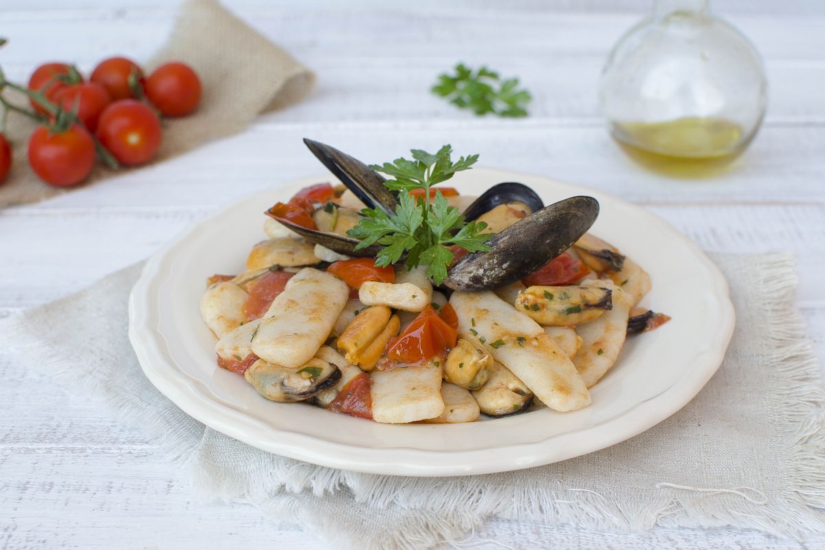 Ñoquis de arroz con mejillones y tomatitos