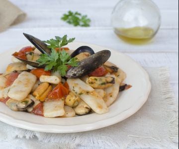 Ñoquis de arroz con mejillones y tomatitos