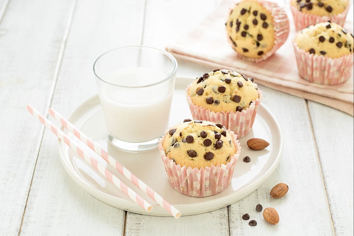 Muffin con leche de almendra y trozos de chocolate
