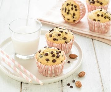 Muffin con leche de almendra y trozos de chocolate