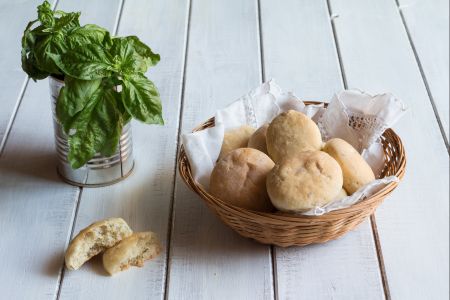 Panecillos al albahaca