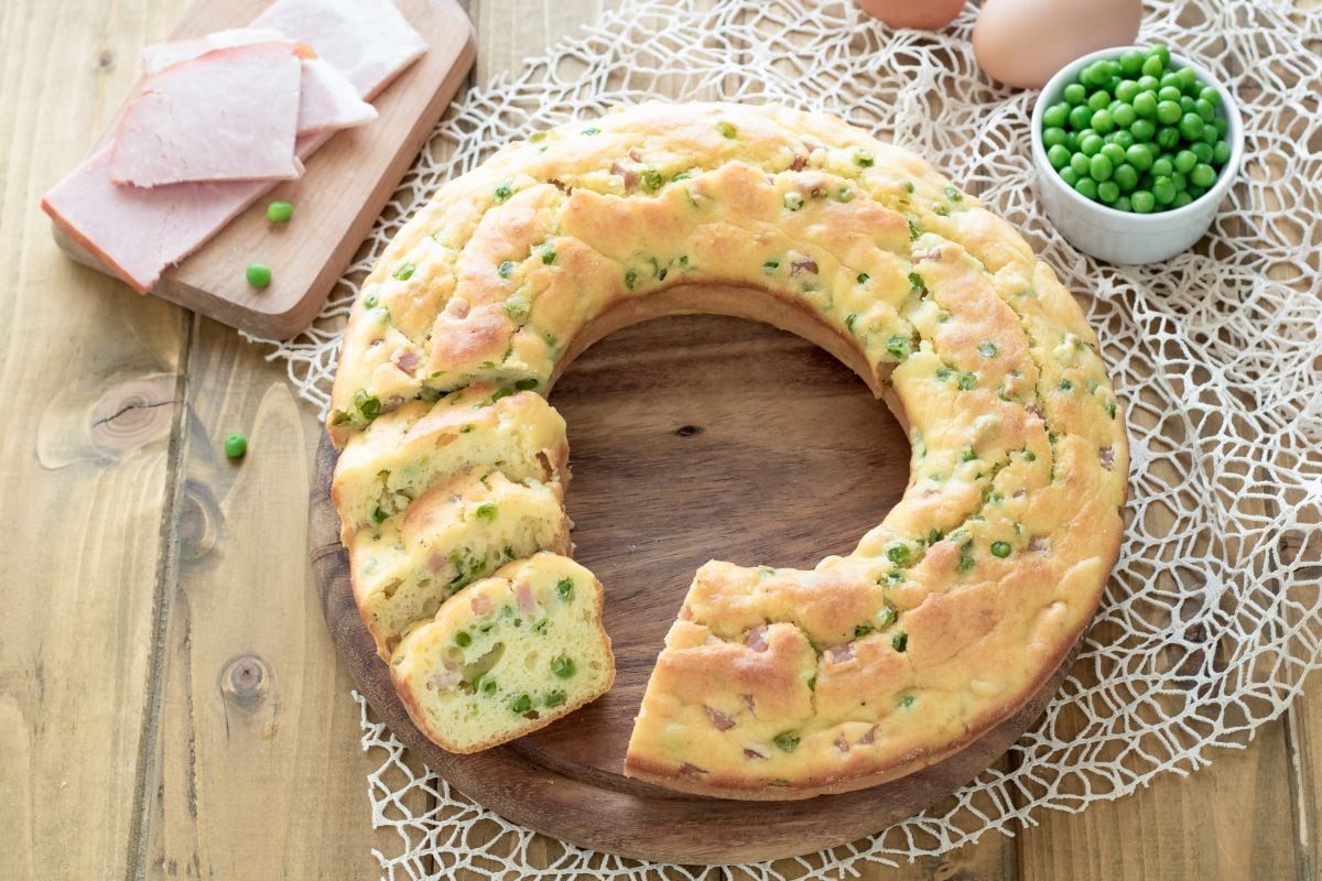 Rosca salada con queso robiola, guisantes y jamón
