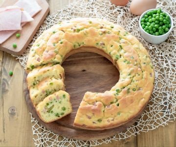 Rosca salada con queso robiola, guisantes y jamón