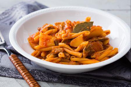 Pasta de legumbres con salsa de patatas y setas