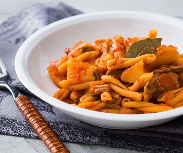 Pasta de legumbres con salsa de patatas y setas