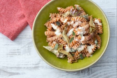 Pasta de legumbres con crema de queso y alcachofas