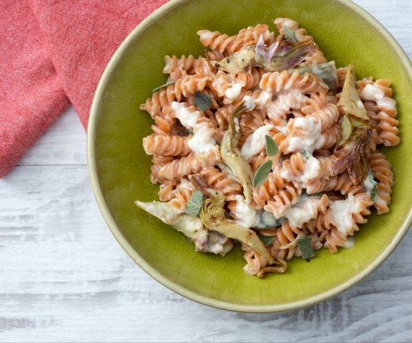 Pasta de legumbres con crema de queso y alcachofas
