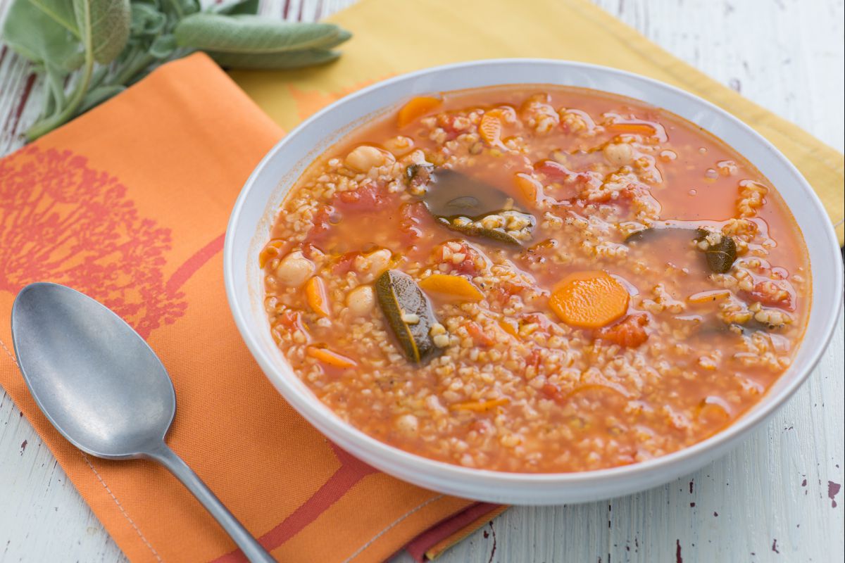 Sopa de tomate y garbanzos con bulgur