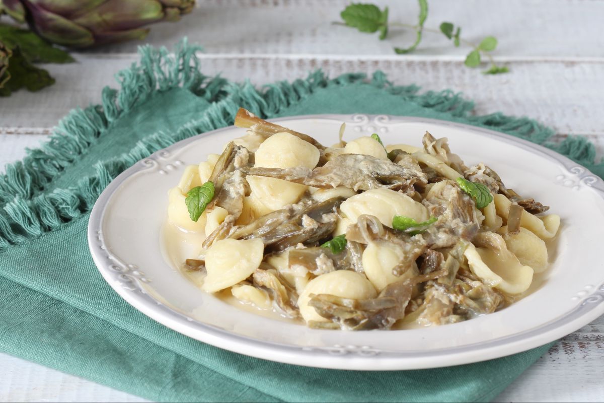 Orecchiette con alcachofas