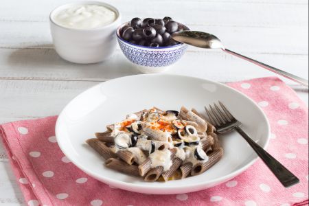Penne de trigo sarraceno con yogur y aceitunas