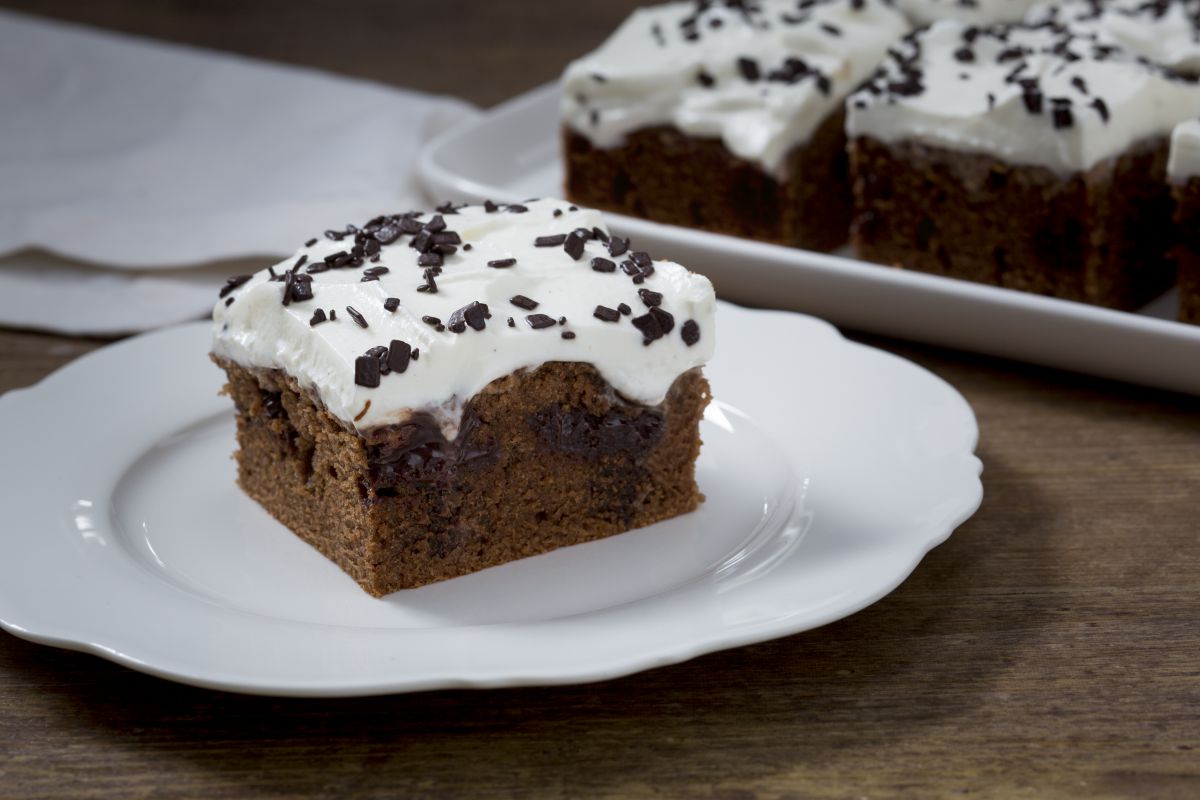 Poke cake de chocolate