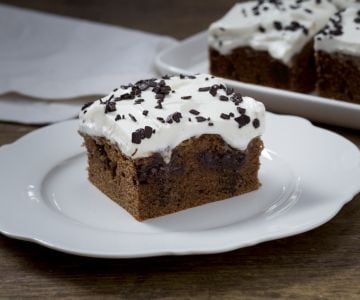 Poke cake de chocolate