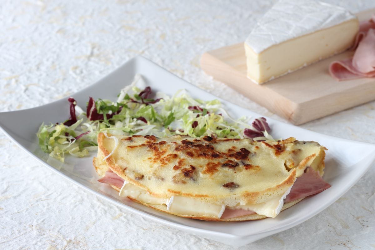 Crepes de patata con brie y jamón