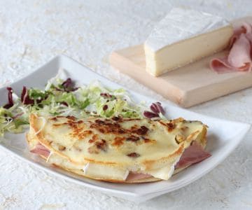 Crepes de patata con brie y jamón