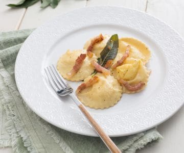 Ravioli con crema de queso y huevos