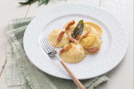 Ravioli con crema de queso y huevos