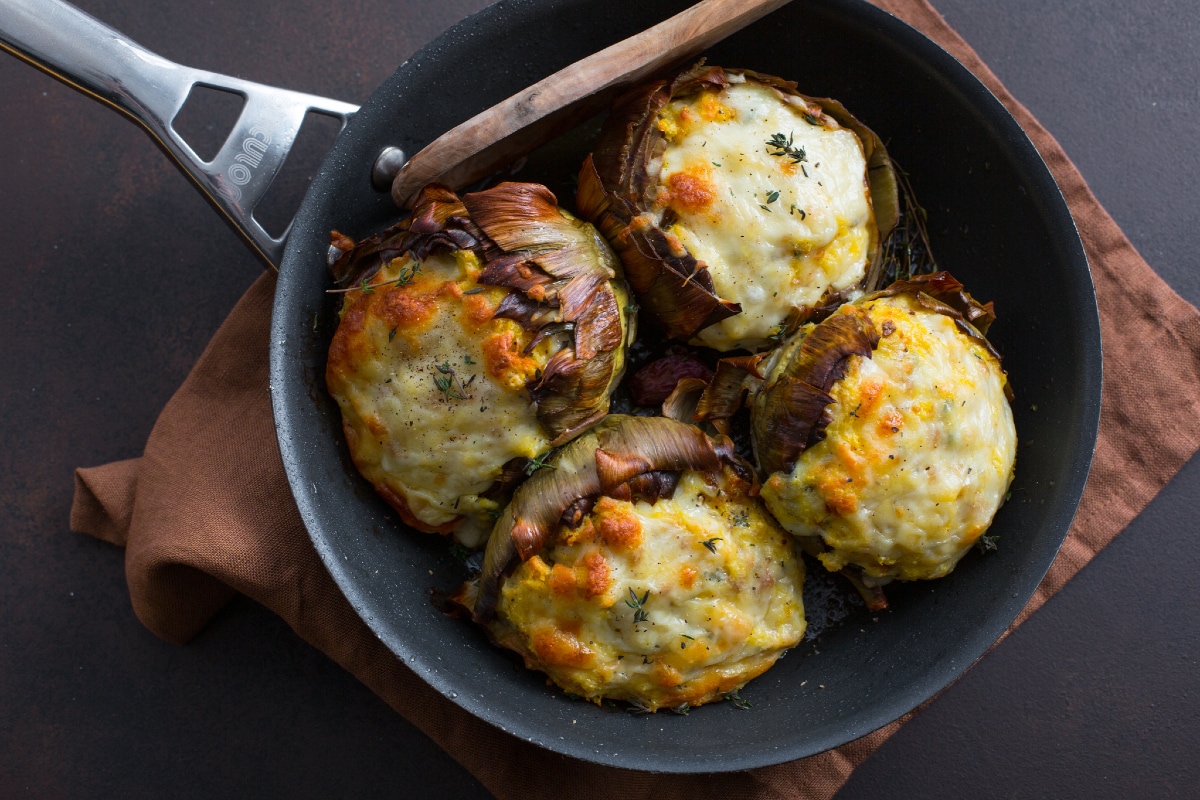 Alcachofas rellenas de huevos y queso