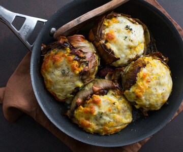 Alcachofas rellenas de huevos y queso