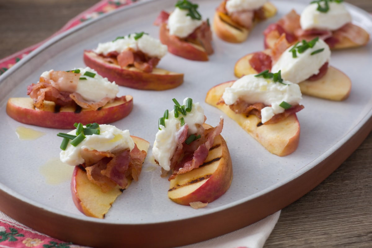 Tostadas de manzana con bacon y queso