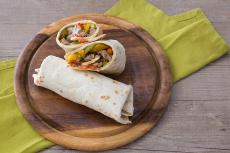 Piadina con salchicha y pimientos asados