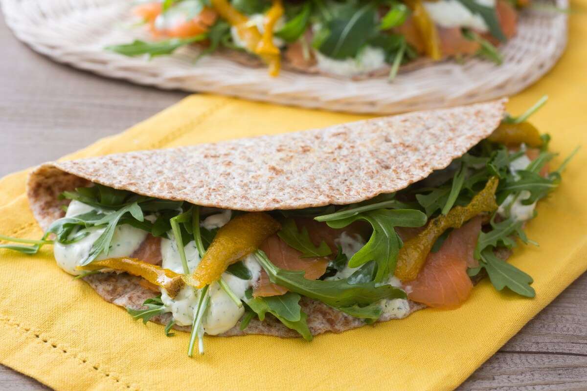 Piadina de salmón con salsa de yogur